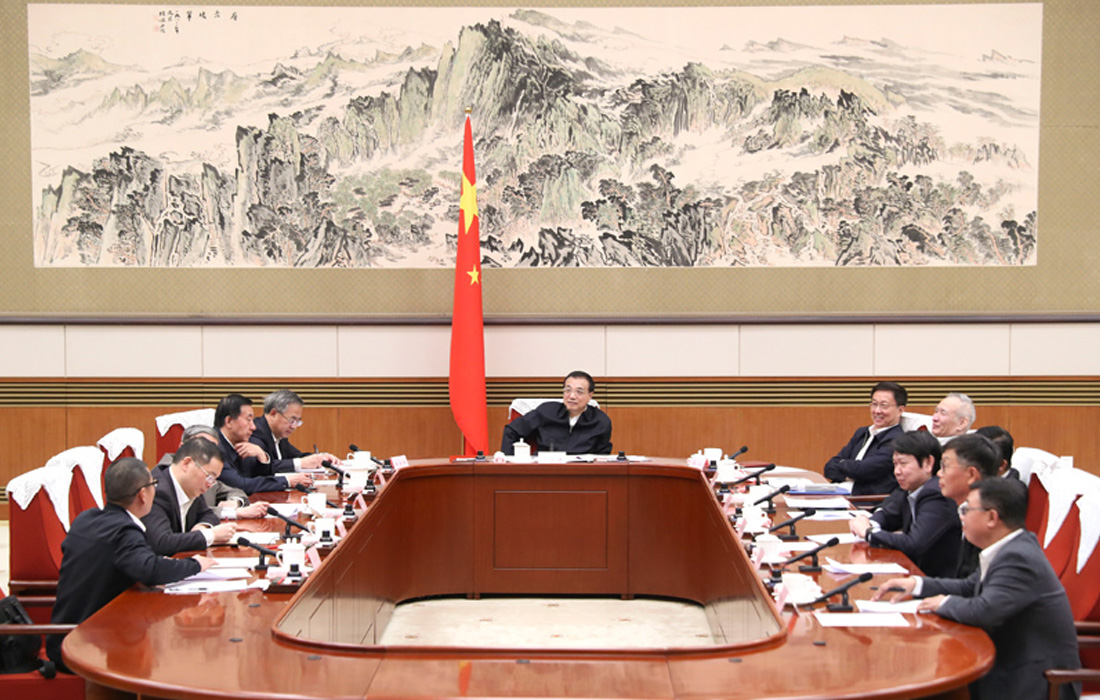 2019年11月12日，，，JDB电子股份董事长温志芬等企业家代表出席经济形势专家和企业家座谈会并讲话。